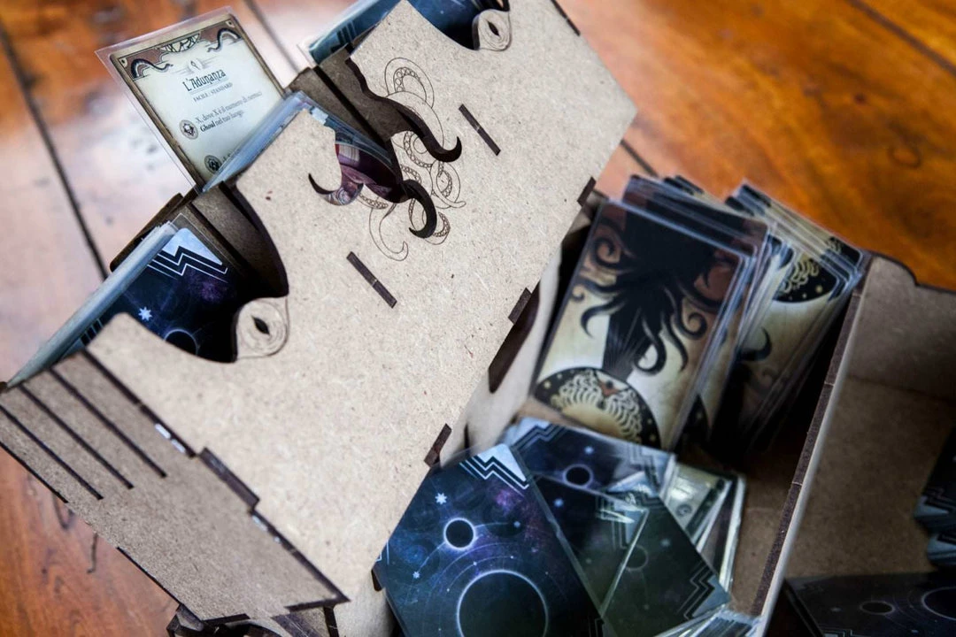 The Dicetroyers - Arkham Horror: The Card Game - Storage System (Large) (Italy Import) 6 The Dicetroyers - Arkham Horror: The Card Game - Storage System (Large) (Italy Import)